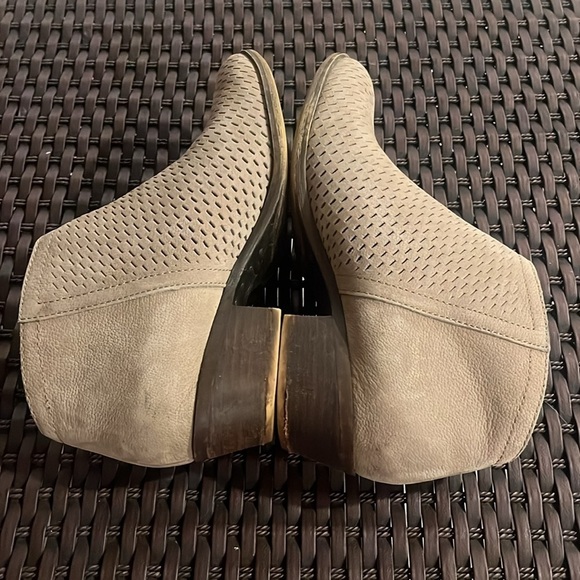 LUCKY BRAND | Brielly Tan Ankle Bootie Perforated Leather 9 - Picture 6 of 10